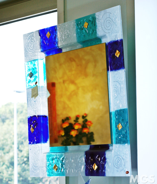 Farbiger Spiegel, Moderner Spiegel in den Farben Blau, Himmelblau und Weiß, quadratische Version
